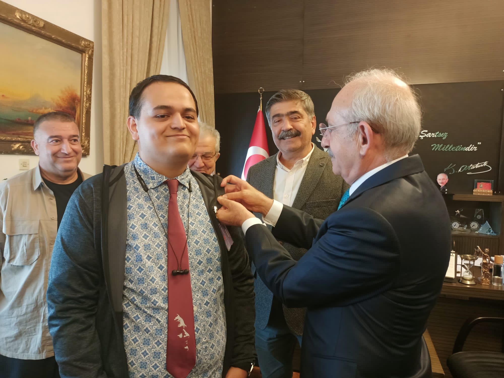 CHP Genel Başkanımız Sayın Kemal Kılıçdaroğlu rozetimizi taktı.